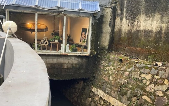 Dianggap Picu Banjir, Bangunan di Atas Saluran Air Kemang Utara Ditindak Tegas