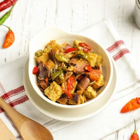 Ini resep tumis cumi campur tempe yang enak dimakan dengan nasi hangat. (Foto: Dok. Endeus TV)