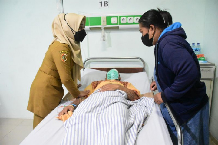 Bupati Mojokerto Salurkan Santunan bagi Korban Pohon Tumbang