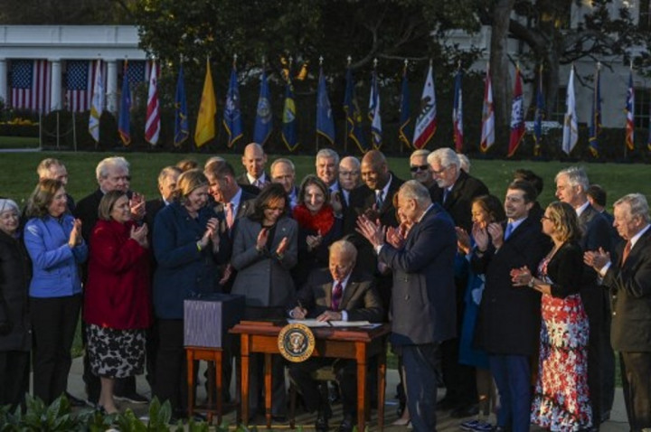 Sah! Joe Biden Tandatangani RUU Infrastruktur Senilai Rp14,4 Kuadriliun