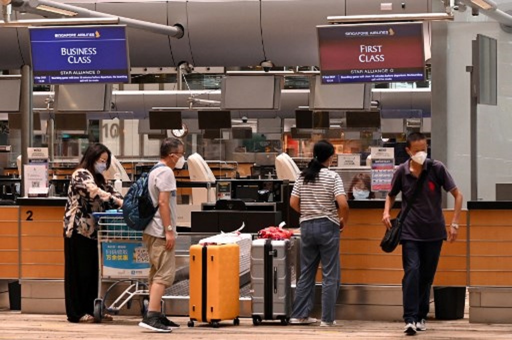 Aktivitas calon penumpang di Bandara Internasional Changi, Singapura, 3 September 2021. (Roslan RAHMAN / AFP)