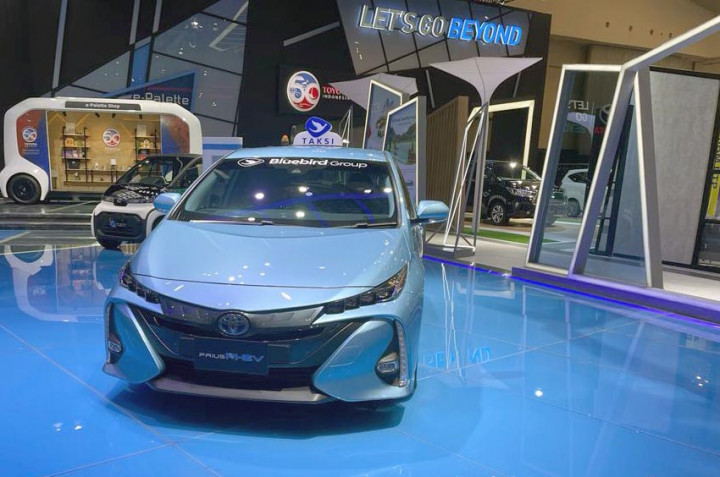 Selain Mobil Listrik, Bluebird Juga Punya Taksi PHEV