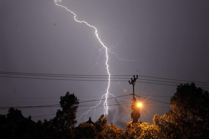 Warga Pesisir Sulteng Diimbau Waspada Sambaran Petir