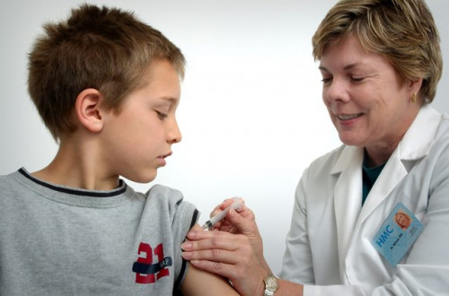 Sambil menunggu vaksinasi bisa dilakukan, orang tua diharapkan bisa tetap melakukan imunisasi rutin pada anak. (Foto: Ilustrasi/Unsplash.com)
