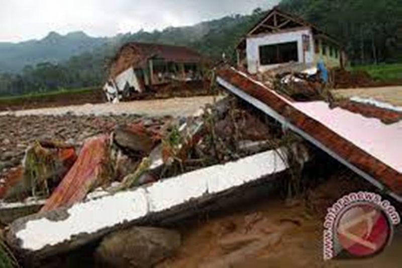 Bencana banjir dan tanah longsor di Munjungan, Kabupaten Trenggalek, Jatim. (FOTO ANTARA/Destyan Sujarwoko)