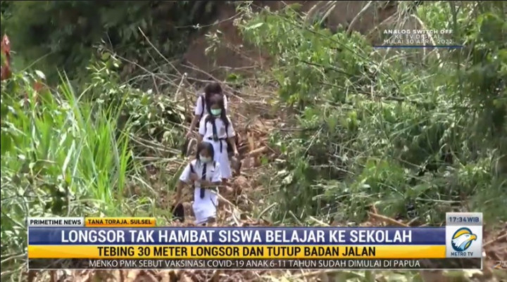 Inspiratif! Longsor Tak Hambat Semangat Siswa Belajar ke Sekolah