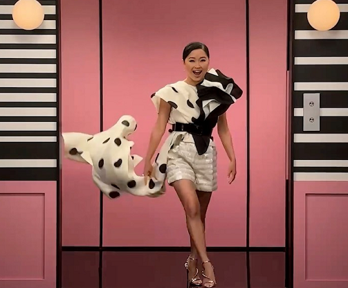 Lana Condor tampil cantik dan imut mengenakan busana bernuansa hitam putih dengan aksen polkadot yang chic. (Foto: Dok. Instagram/@instylemagazine)
