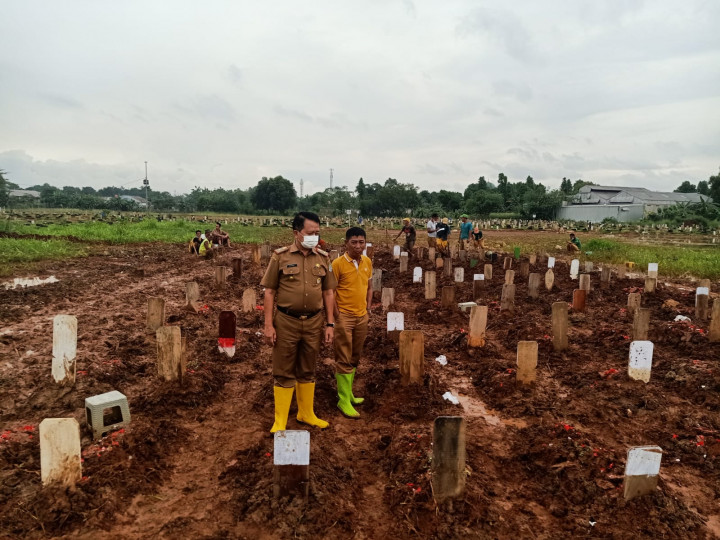 115 Makam Tertimbun Sampah di Kawasan TPA Sumur Batu Direlokasi