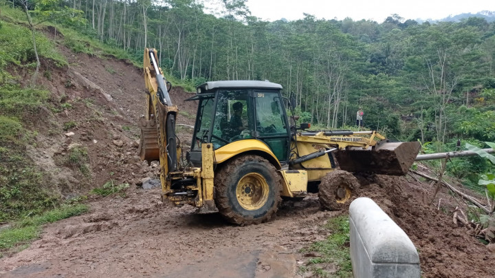 Pembersihan Material Longsoran di Kulon Progo Butuh Waktu Sepekan