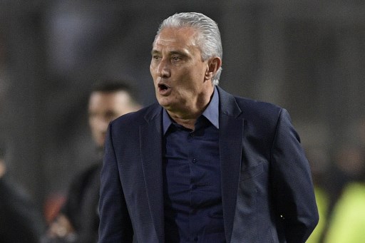 Tite Murka dengan Petugas VAR seusai Brasil Imbang dengan Argentina