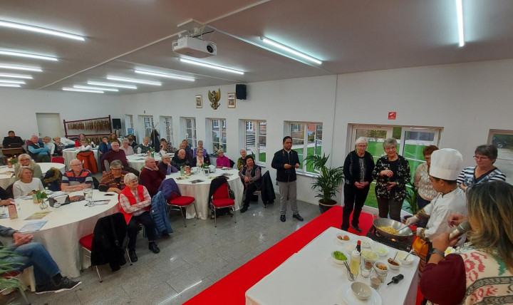 Para Lansia Denmark Antusias Belajar Masak Nasi Goreng