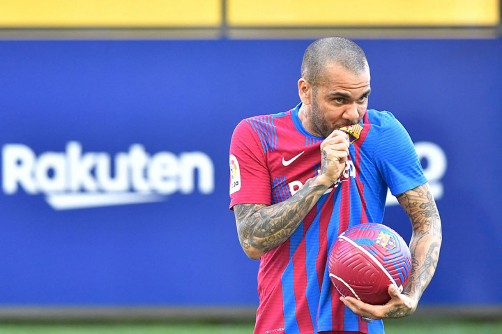 Diperkenalkan Barcelona, Dani Alves Telanjang Kaki