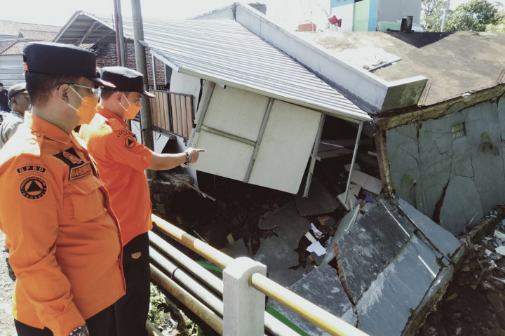 Sebuah Rumah di Tasikmalaya Ambruk Tergerus Aliran Sungai
