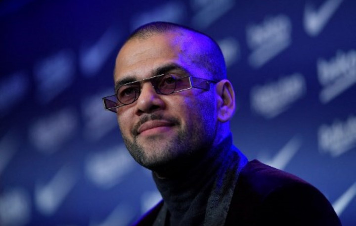 Alves akan Bujuk Messi Kembali ke Barcelona dalam Hitungan Jam, Serius?