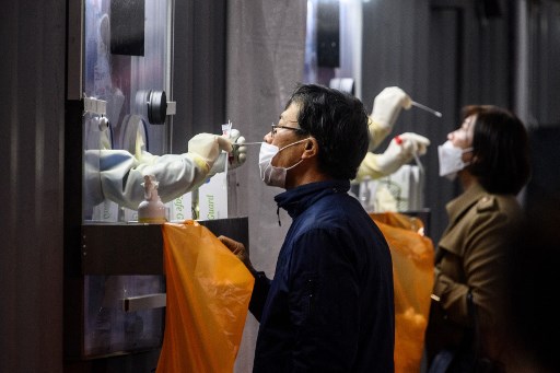 Warga Korea Selatan (Korsel) melakukan tes covid-19. Foto: AFP