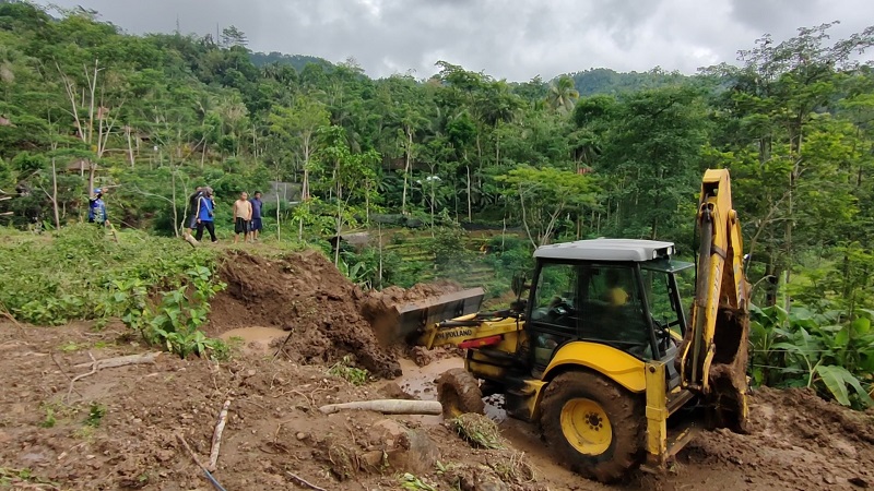   Satu alat berat membersihkan material longsoran di Desa Jatimulyo, Kecamatan Girimulyo, Kabupaten Kulon Progo. Medcom.id/Ahmad Mustaqim