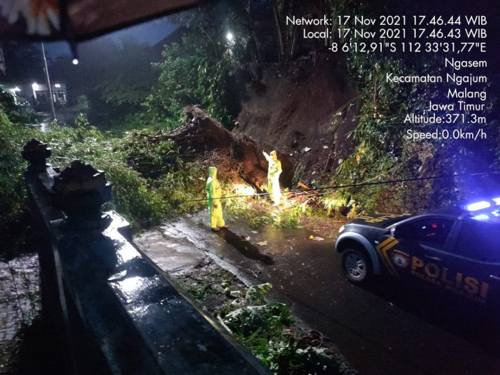 Hujan Deras Sebabkan Jalan di Ngajum Malang Longsor
