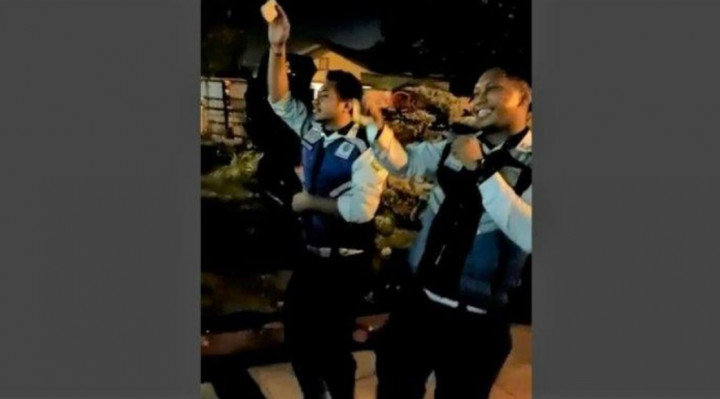 Viral, Pegawai Dishub Medan Langgar Prokes Joget Sambil <i>Nyawer</i>
