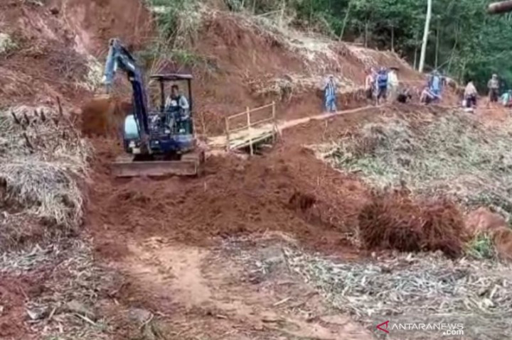 9 Rumah Warga di Sukabumi Hampir Roboh Akibat Pergeseran Tanah