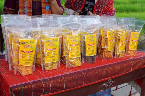 Salah satu produk ekonomi kreatif unggulan Desa Wisata Tipang yakni Keripik Diva. (Foto: Kemenparekraf)