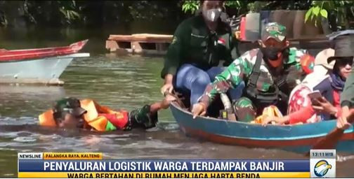 Bukti Besarnya Banjir Palangka Raya, Bantuan Logistik Disalurkan lewat Perahu