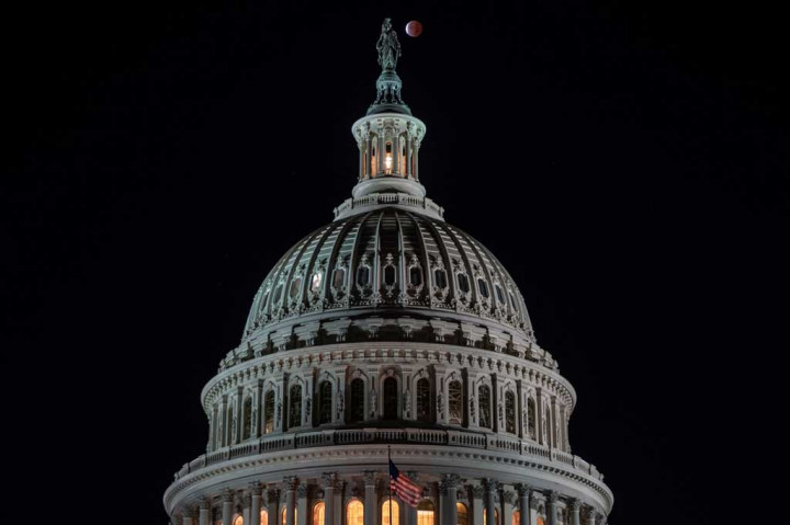 Penampakan Gerhana Bulan Sebagian di Berbagai Negara