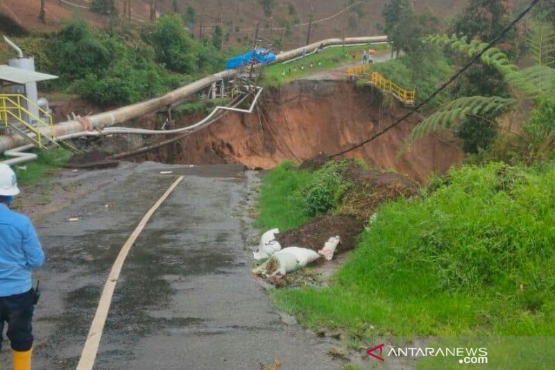 Jalan tergerus longsor di Darajat, Kecamatan Pasirwangi, Kabupaten Garut, Jawa Barat, Jumat (19/11/2021). (ANTARA/HO-BPBD Garut)