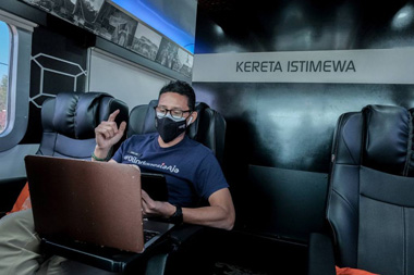 Sandiaga Uno Buka Pameran Seni Art Moments dengan Pantun