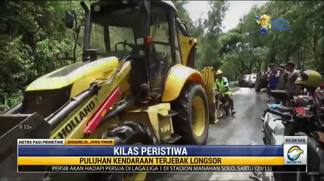 Longsor di Jalur Wisata Waduk Wonorejo, Puluhan Kendaraan Terjebak