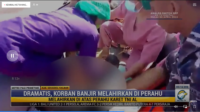 Korban Banjir Melahirkan di Atas Perahu Karet TNI AL