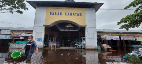 Banjir di Pasar Kahayan Palangka Raya Surut, Pedagang Bersih-bersih