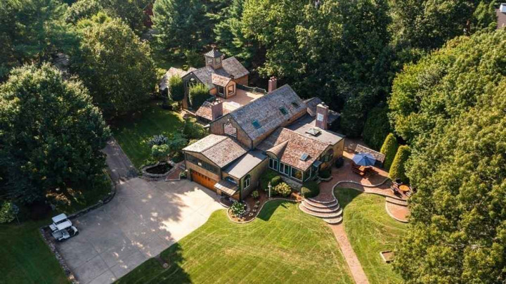 Intip Rumah Gitaris Aerosmith Joe Perry, Punya Kolam Renang Berbentuk Gitar