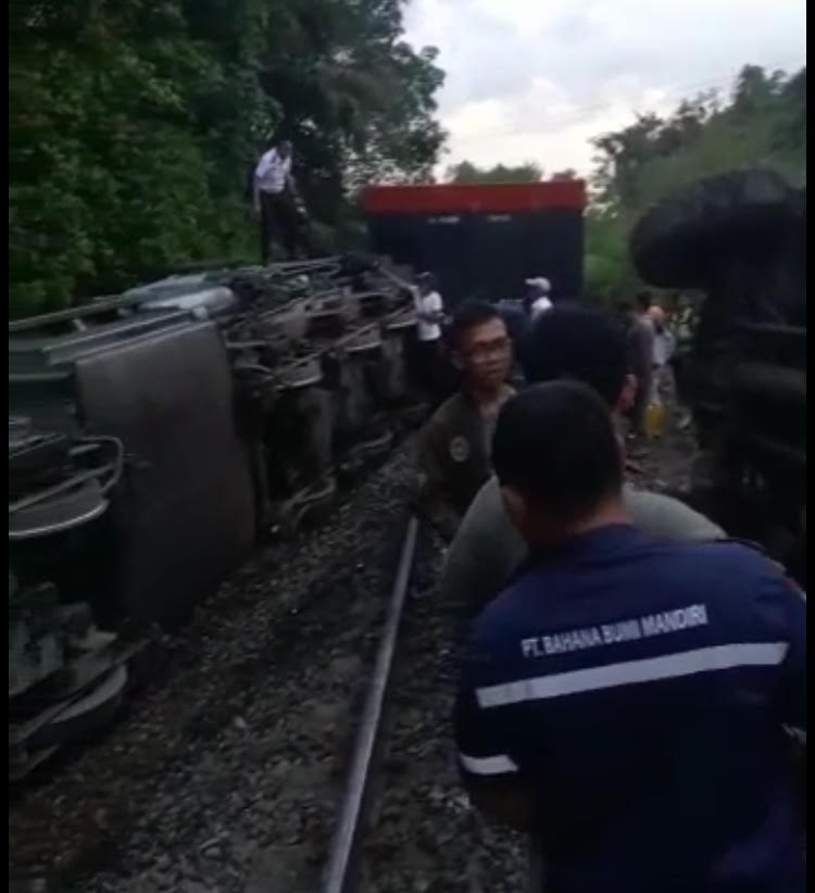 Kereta api pengangkut batu bara terguling usai insiden kecelakaan dengan truk di Kabupaten Lahat, Sumsel. Dokumentasi/ Istimewa