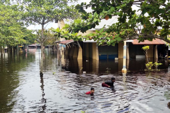 Banjir Kota Palangka Raya Berangsur Surut, Masyarakat Mulai Membersihkan Rumah