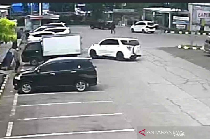 Polisi Ditabrak Bandar Narkoba Saat Pengejaran di Cirebon