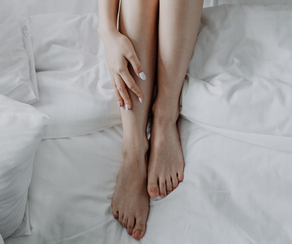 Salah satu tanda kolesterol yang menyumbat arteri bisa muncul di kaki pada malam hari. (Foto: Ilustrasi/Pexels.com)