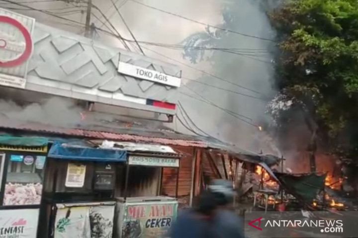 13 Kios Milik IPB di Dramaga Bogor Terbakar