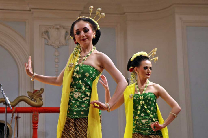 Govt to Improve Regional Culture Week