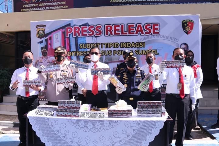 Polda Sumsel Sita Ribuan Bungkus Rokok Ilegal dari Bus Pariwisata