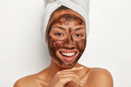 Mengoleskan kopi dalam bentuk masker wajah ternyata dapat mengurangi pembengkakan pada kulit dan meningkatkan sirkulasi darah. (Foto: Ilustrasi. Dok. Freepik.com)