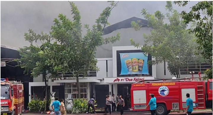 Kebakaran Pabrik Dua Kalinci Diduga Berasal dari Ruang Oven Kacang