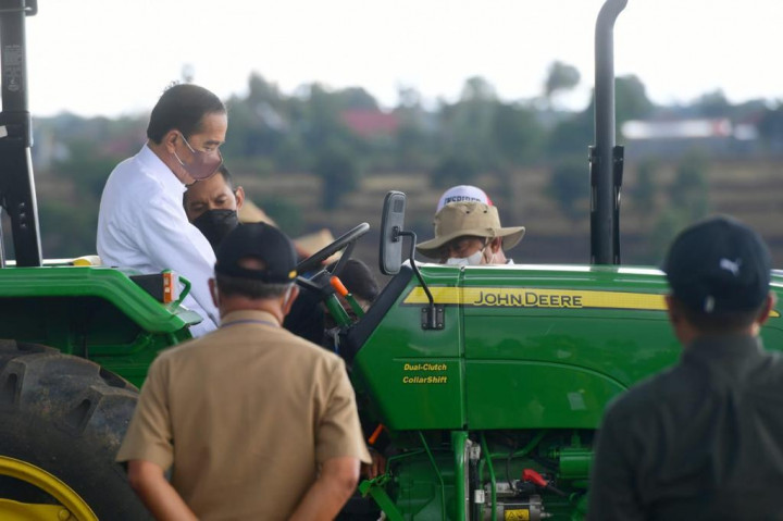 Tinjau Lahan, Jokowi Jajal Traktor untuk Tanam Jagung