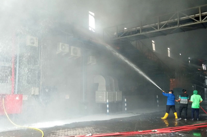 Kebakaran Besar Landa Pabrik Dua Kelinci Pati