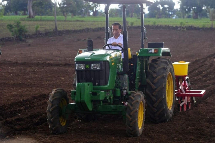 Potret Jokowi Tanam Jagung Pakai Traktor Bareng Petani Jeneponto
