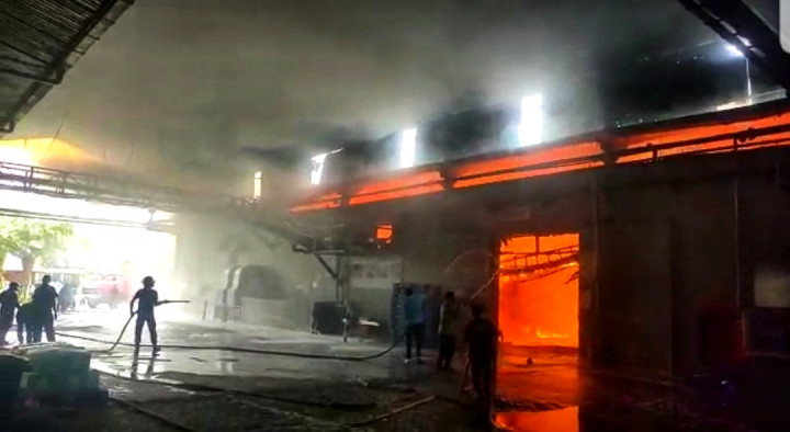 Kerugian Kebakaran PT Dua Kelinci Ditaksir Capai Rp2 Miliar