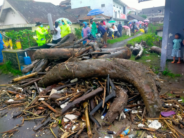 Kali Ledok Kota Batu Meluap, Jalan Sepanjang 100 Meter Tertutup Lumpur