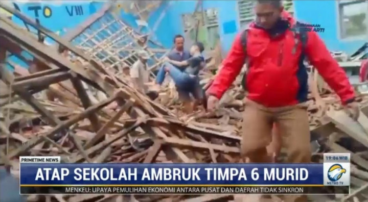 Atap Sekolah di Lebak Banten Roboh Saat Siswa Belajar