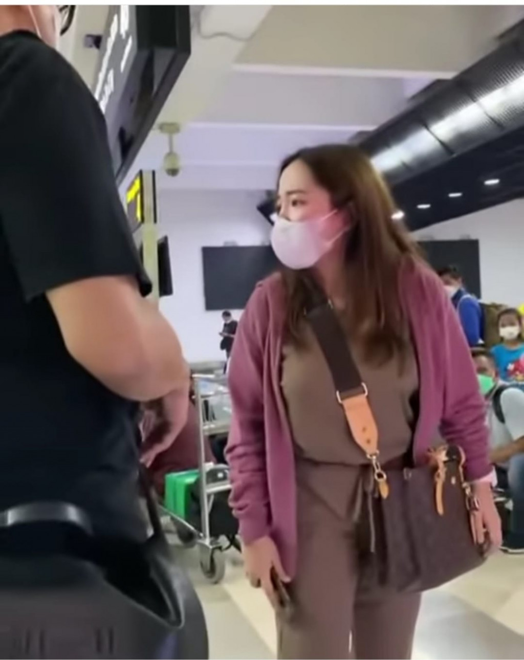 Sosok wanita mengaku anak Jenderal TNI AD memaki ibunda Arteria Dahlan. Instagram @ahmadsahroni88.