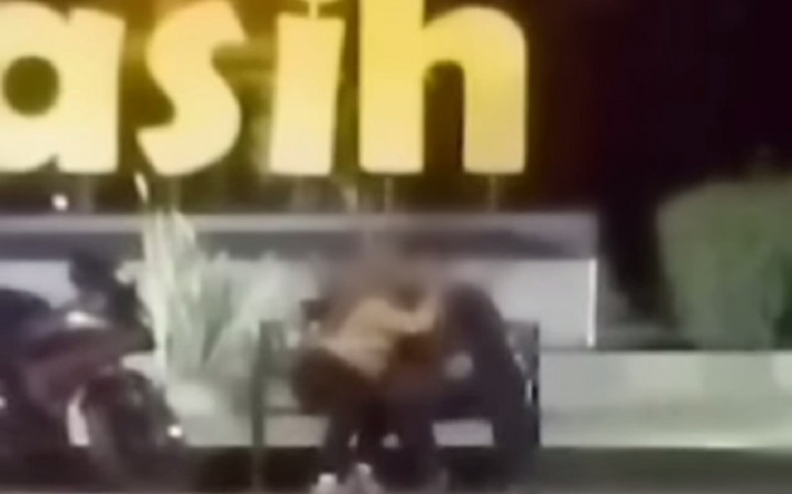 Viral! Video 19 Detik Sejoli Ciuman di Depan Taman Jatiasih Bekasi
