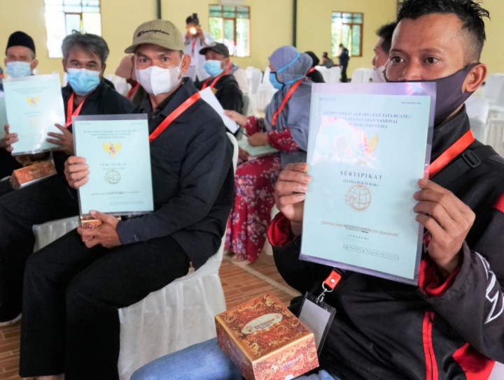 100 Sertifikat Redistribusi Tanah Dibagikan di Sukabumi